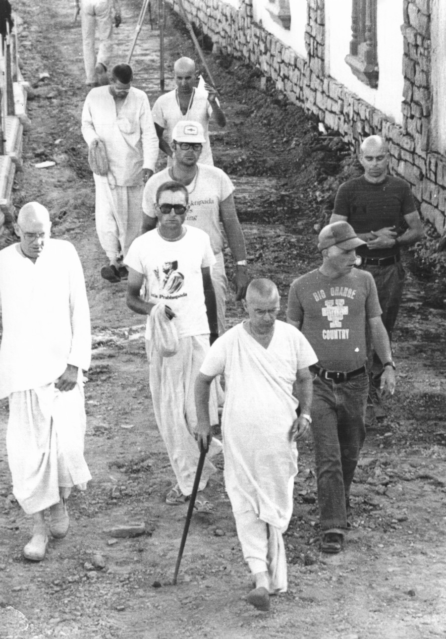 Bhaktipada & devotees along Palace wall