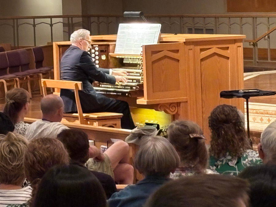 Richard Elliot (Principal Organist at the Tabernacle on Temple Square in Salt Lake City, Utah) performs works by Larry King, Louis Vierne, César Franck, Claude Debussy, William Bolcom and himself on the Berghaus IV/91 organ (2008) at La Casa de Cristo Lutheran Church.